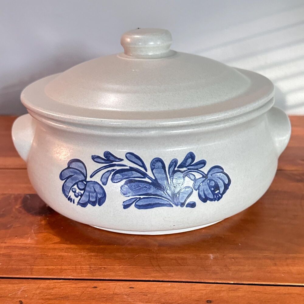 Vintage Pfaltzgraff Yorktowne 2 Qt Covered Casserole Dish Lid Blue Stoneware USA